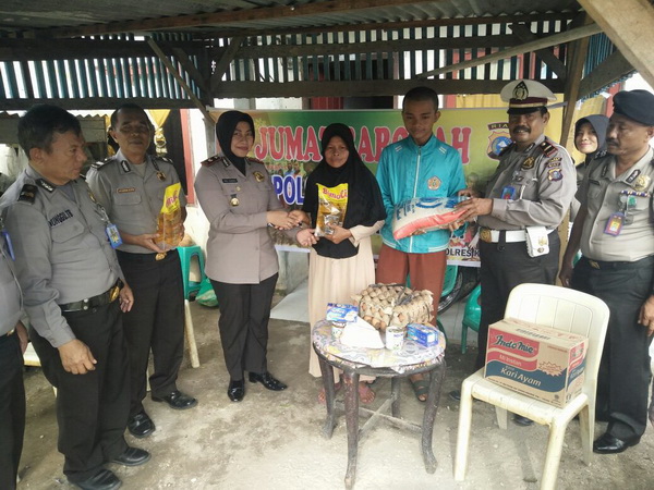 Kakek Am Terima Bantuan Tim Barokah Polsek Siak Hulu